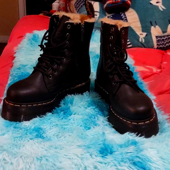 Dr. Martens boots size 8 - Picture 2 of 4